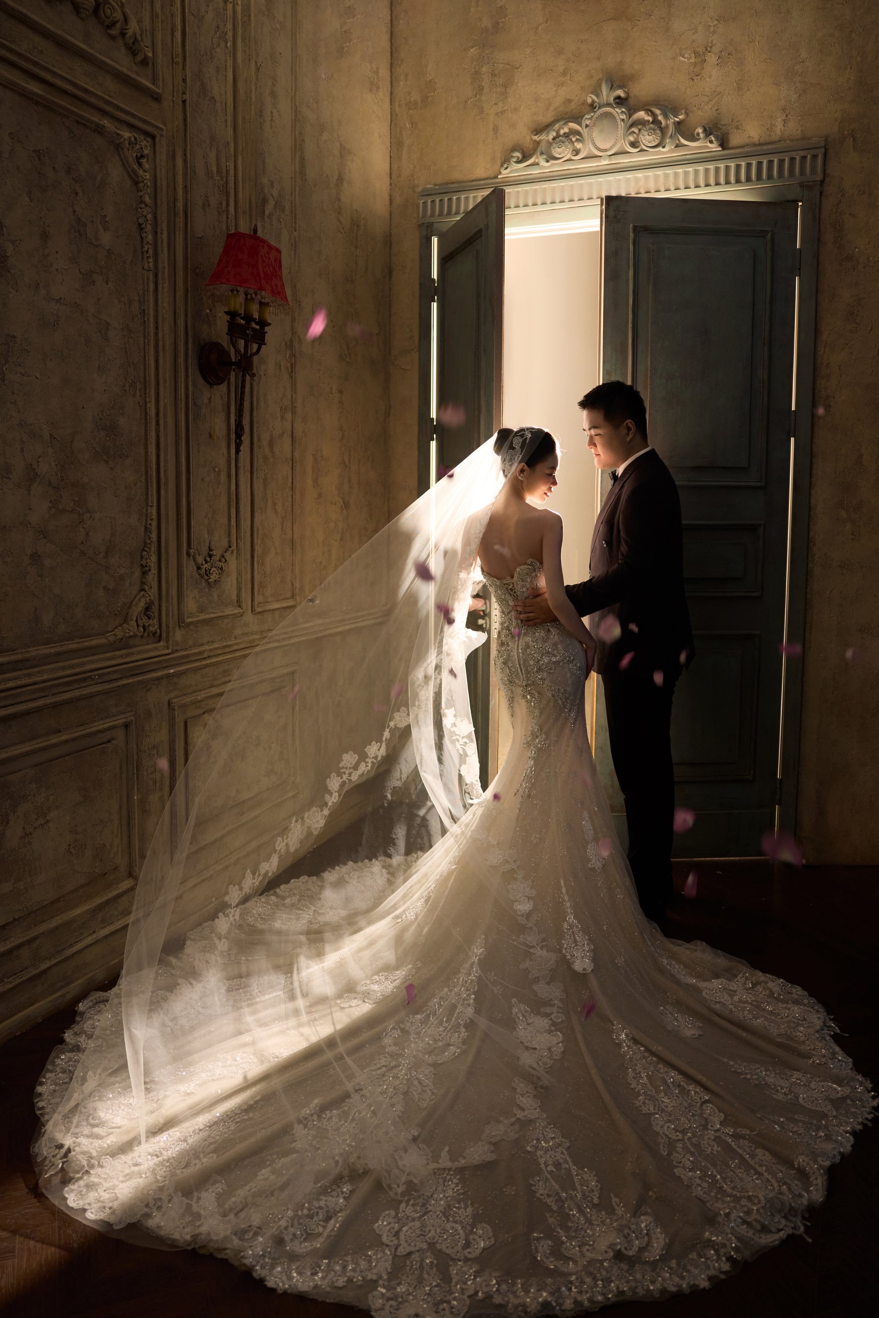 冯涛和戴孟洁门前逆光婚纱照